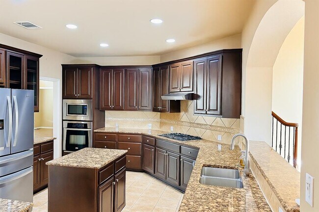 Building Photo - 513 Fallen Oaks Dr
