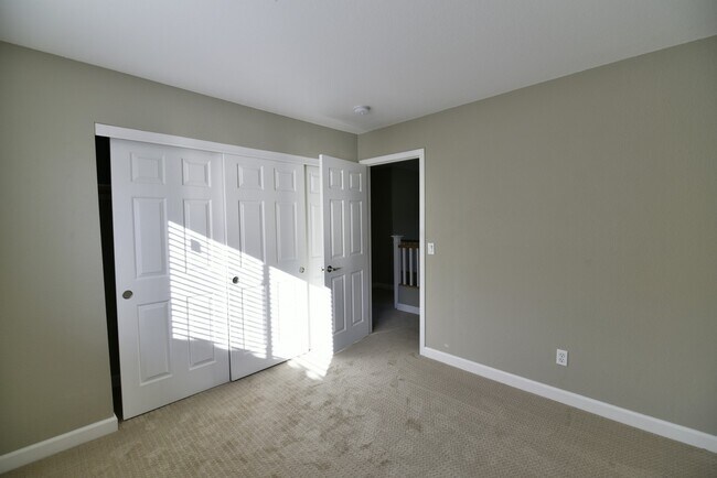Building Photo - Gorgeous 4BED/2.5 BATH 2 Story Home Locate...