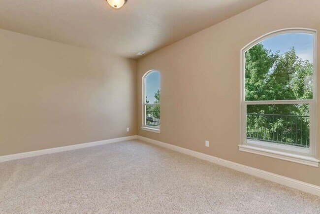 Building Photo - 1019 Opus St E