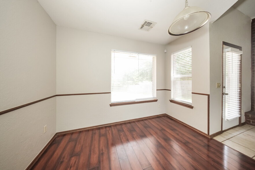 Building Photo - 329 Ridge Bluff Dr