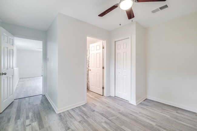 Building Photo - 925 Staley Ave