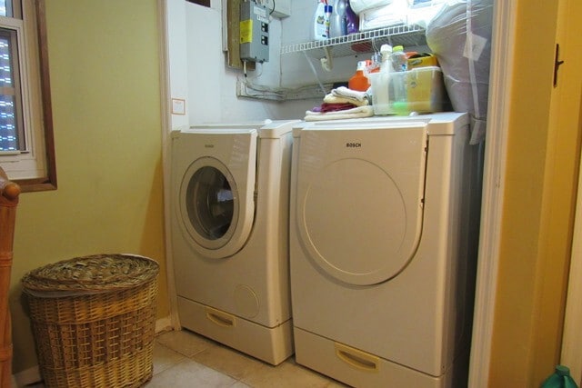 Building Photo - AVAILABLE NOW!! Furnished 2 bed/2 bath Home with Pool and on Canal