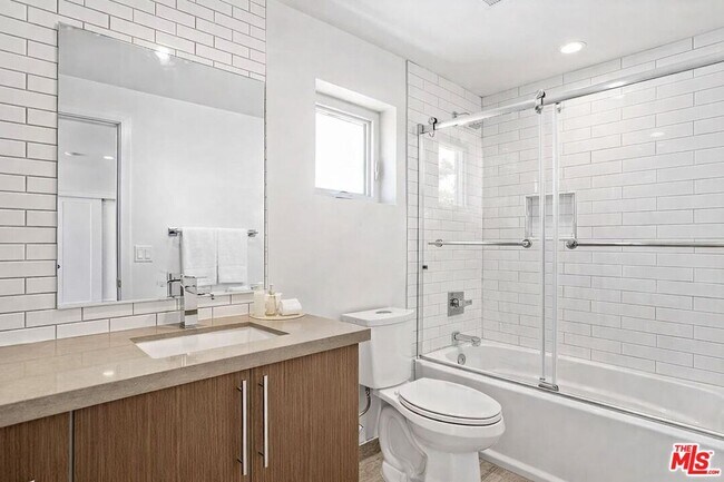 Building Photo - 2115 Beachwood Terrace