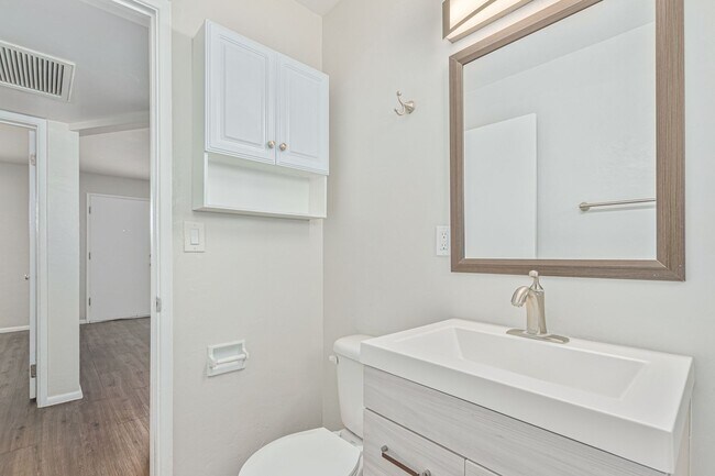 Building Photo - Renovated 2 bed | 1 bath - Central Tempe Location!