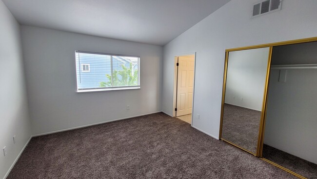 Building Photo - COMING IN FEBRUARY! 2 Bedroom 2.5 Bath Gat...