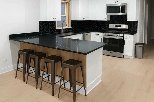 Building Photo - 1215 Balmoral Ave