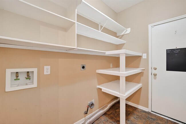Building Photo - 2203 Lakewind Ln