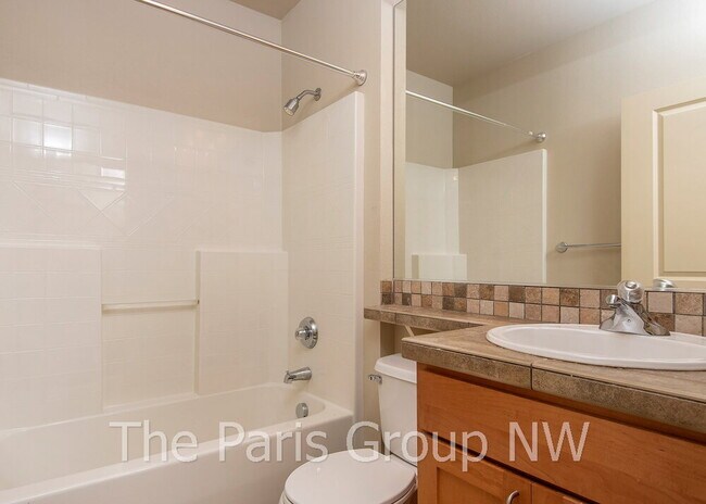 Building Photo - Gorgeous Green Lake Condo * 1 Block to Park Entrance, Onsite Retail, Garage Pkg, EZ Commute!