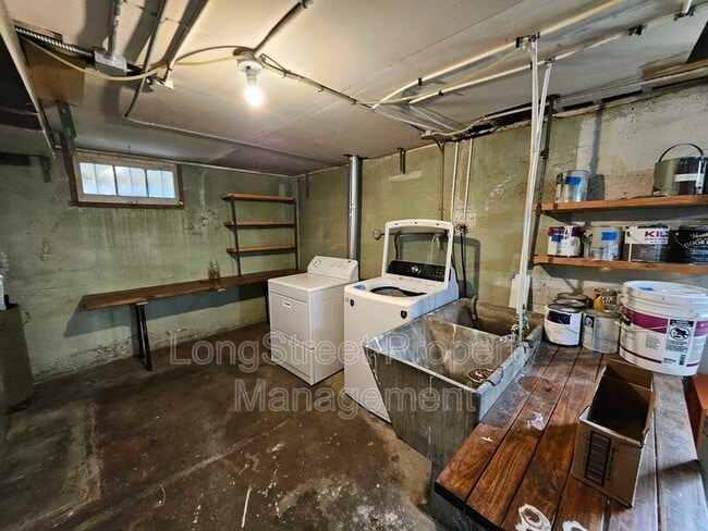 Building Photo - 224 N Russet St