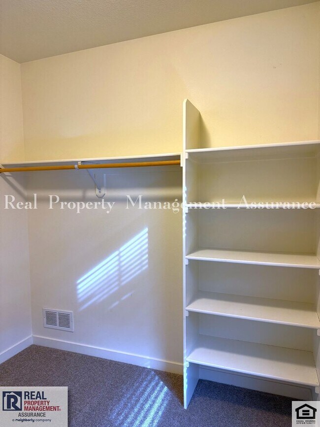 Building Photo - 13933 SW Walnut Creek Way