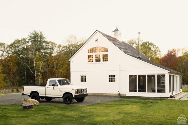 Building Photo - 40 Hellbrook Ln