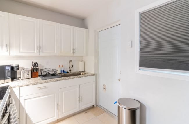 Building Photo - 2Bed/1 Bath Apartment for Rent - Near Downtown Sarasota!