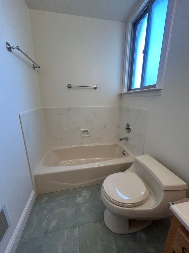 Building Photo - Spacious 2bd/1bth Upper Flat With Beautiful Views