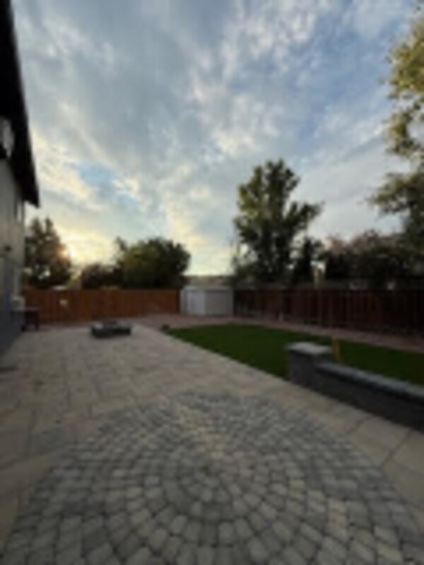 Building Photo - 725 NE Negus Pl