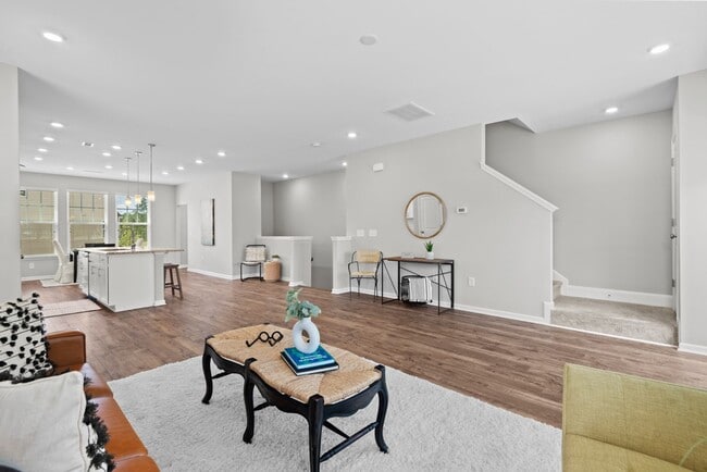 Building Photo - Spacious 4-Bed Home! Modern Kitchen, High Ceilings, Dual Primaries, Laundry Room, Pet Friendly!