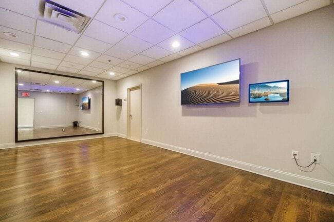 Building Photo - 102 Christopher Columbus Dr