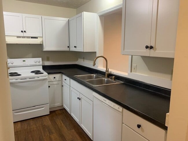 Building Photo - 1300-1302 S Hickory Grove Lane