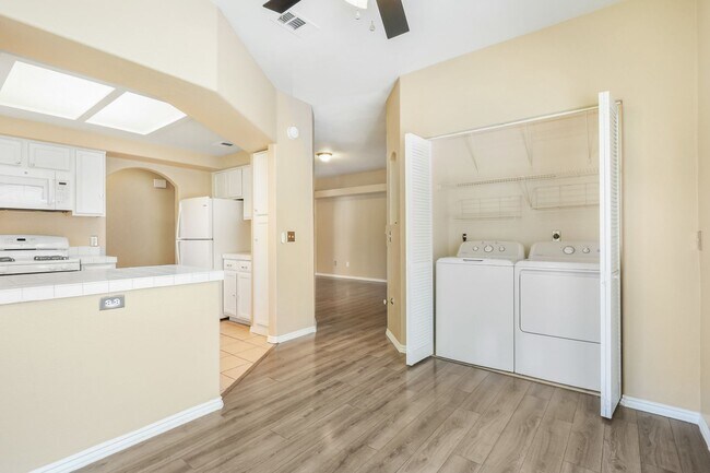 Building Photo - 2-Bedroom Condo in Gated Community!