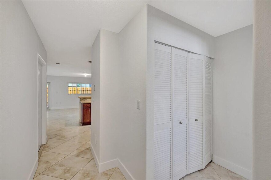 Building Photo - 3055 Riverside Dr