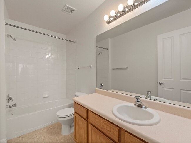 Building Photo - Beautiful 2 Bed 2.5 Bath Townhouse in SE F...