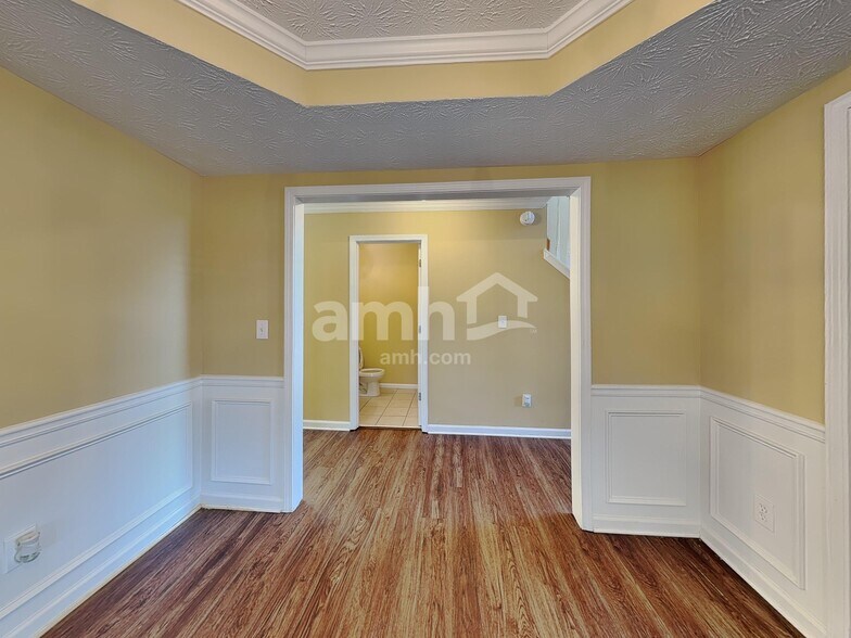 Building Photo - 2041 Vintage Oaks Dr