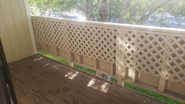 Building Photo - NEWLY REMODELED CONDO - 1 BED/1 BATH UPSTA...