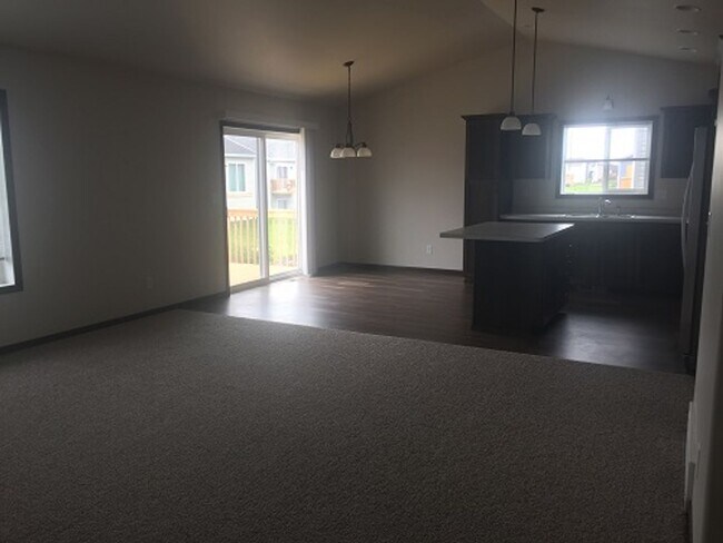 Building Photo - 3 Bed 2 Bath Twin Home