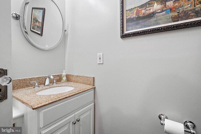 Building Photo - 1503 Russell Rd