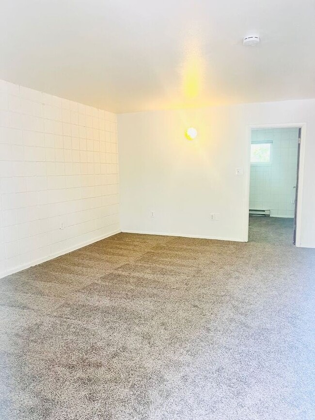 Building Photo - 2 WEEKS FREE! One-bedroom Apartment Near City Park! UTILITIES INCLUDED Gas/Trash/Water/Sewer