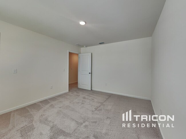 Building Photo - 204 Wild Daisy Wy