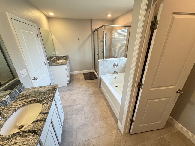 Building Photo - Available NOW!  Incredible, SPACIOUS 5 Bed...