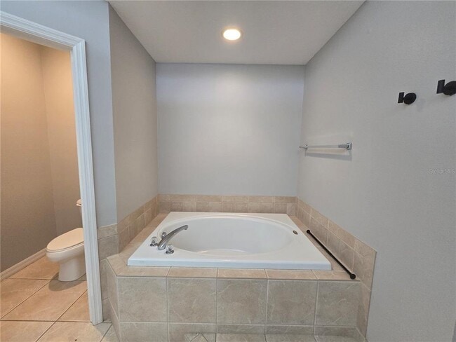 Building Photo - 7423 Southwind Dr