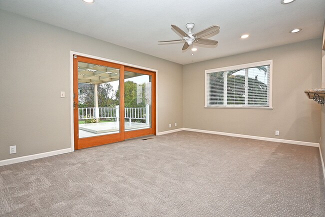 Building Photo - $3,950 -- STUNNING 4B/2BTH HOME IN BRIAR H...