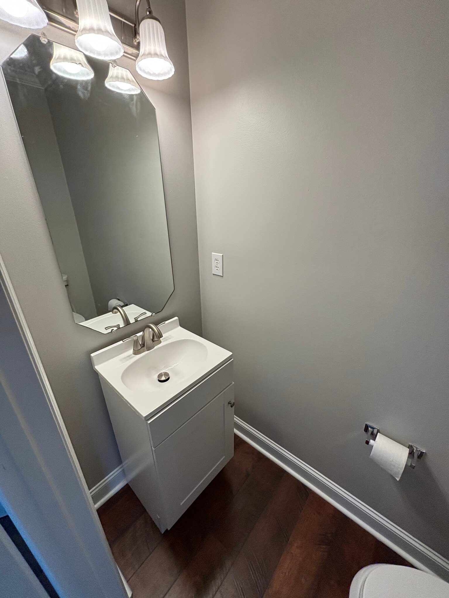 Building Photo - 5731 SW Acres Dr