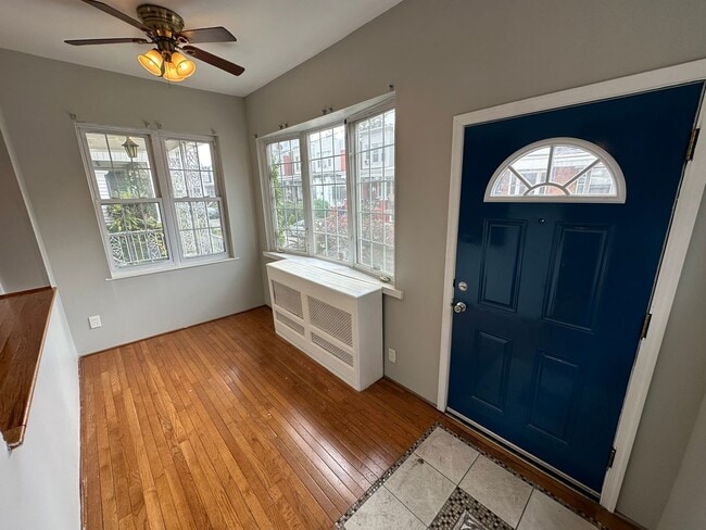Building Photo - Experience comfort in three large, light-f...