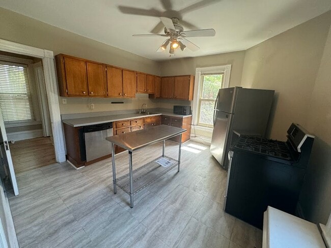 Building Photo - 5910 Howe St