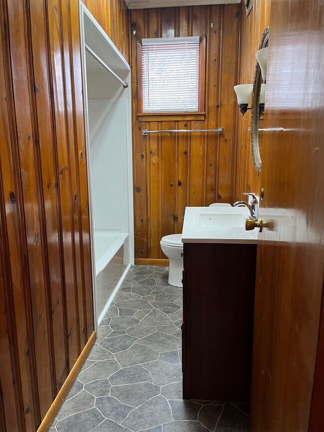 Building Photo - Oakdale - U-Shape Building