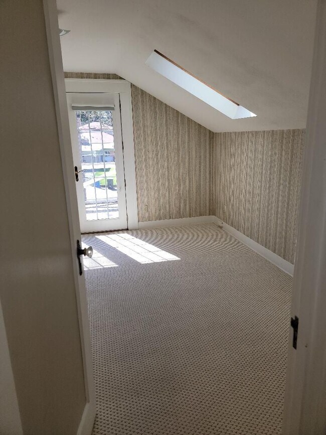 Building Photo - Beautiful Craftsman-style 3 bedroom, 2 bath home (1632 sq ft)  near Lake Steilacoom PLUS studio c...