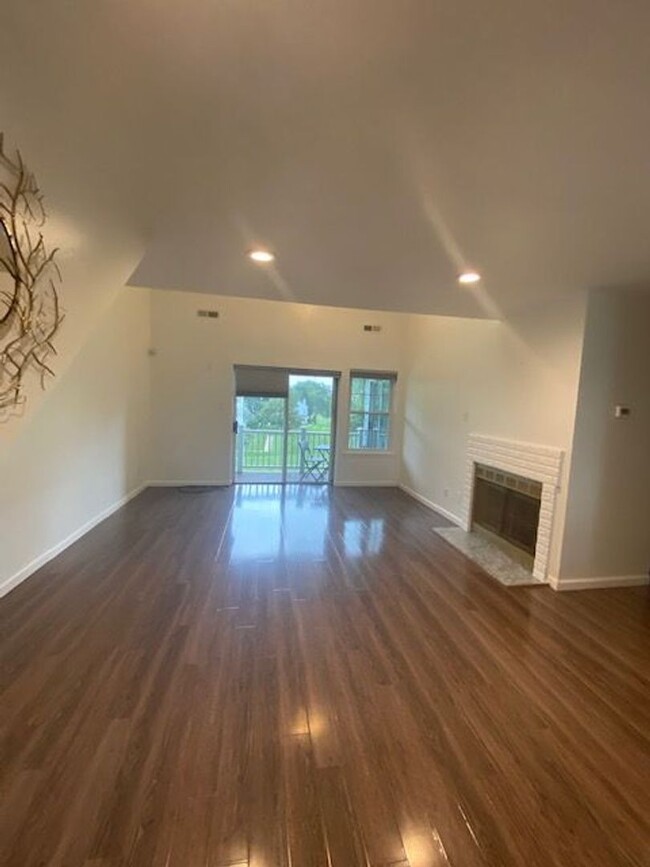 Building Photo - Two Bedroom Three Bathroom Condo in Hollan...