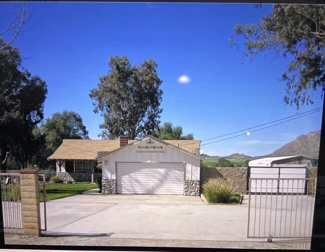 Primary Photo - 28810 Lakeview Ave