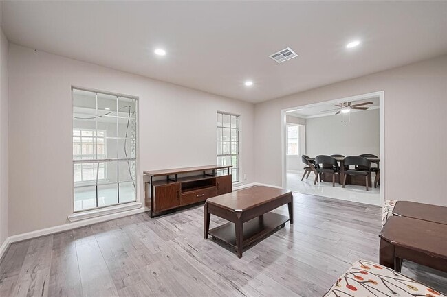 Building Photo - 10815 Creektree Dr