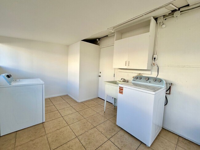 Building Photo - 2 bed 1 Bath with Garage in The Heart of Clairemont!