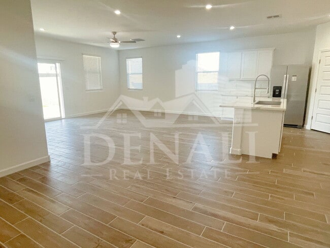 Building Photo - 2760 W Stradling Ave