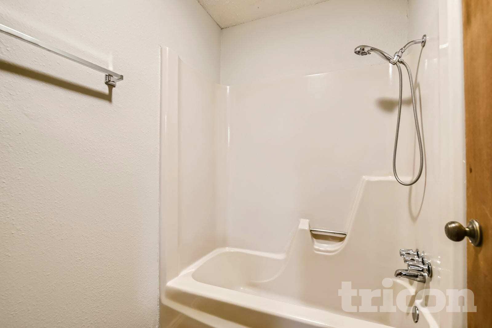 Building Photo - 736 Highland Crest Dr