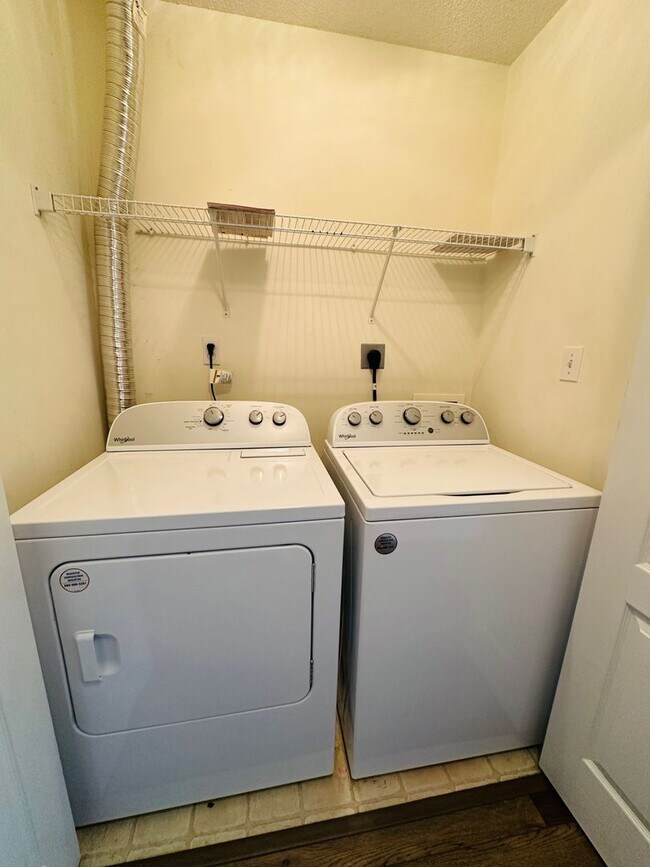 Building Photo - 2BR/2BA condo – Vaulted Ceilings, Granite Kitchen & Prime North Knoxville Location