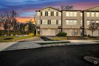 Building Photo - 3 Bedroom Townhome