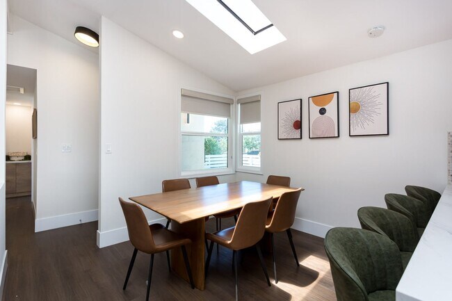 Building Photo - Contemporary Birdland Residence