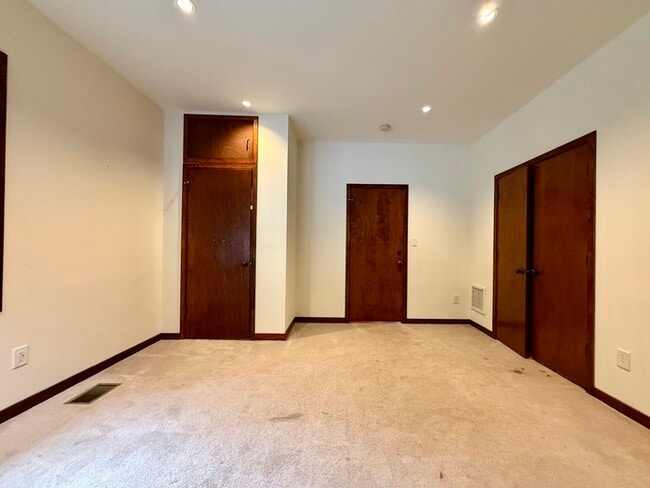 Building Photo - 5820-5810 10 Springs Ln