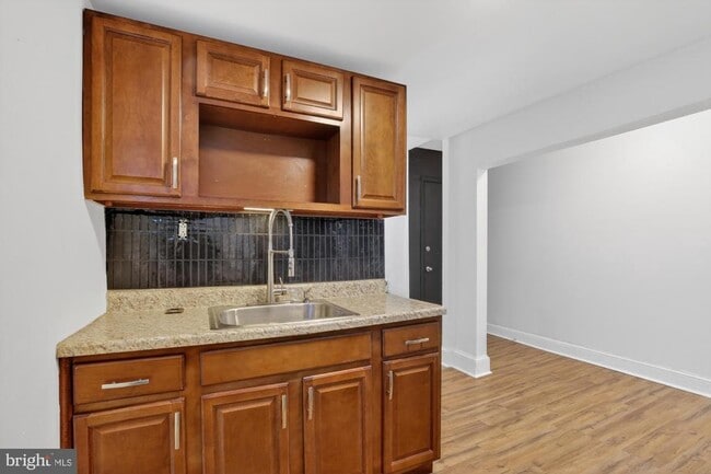 Building Photo - 1733 W Oxford St