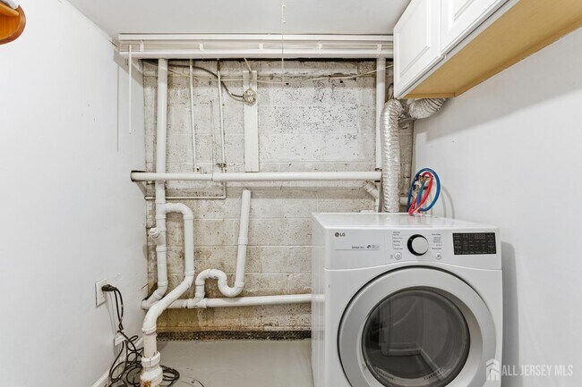 Building Photo - 219 Plainfield Rd